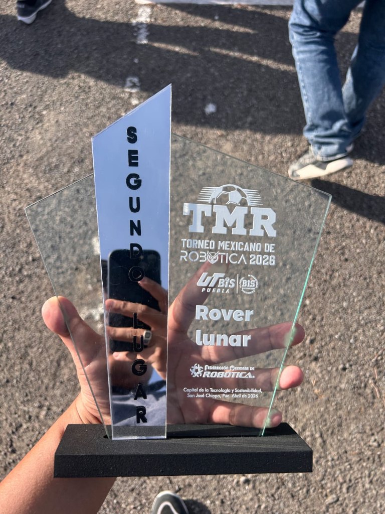 Trofeo de acrílico de Segundo Lugar en la categoría Rover Lunar del Torneo Mexicano de Robótica 2026